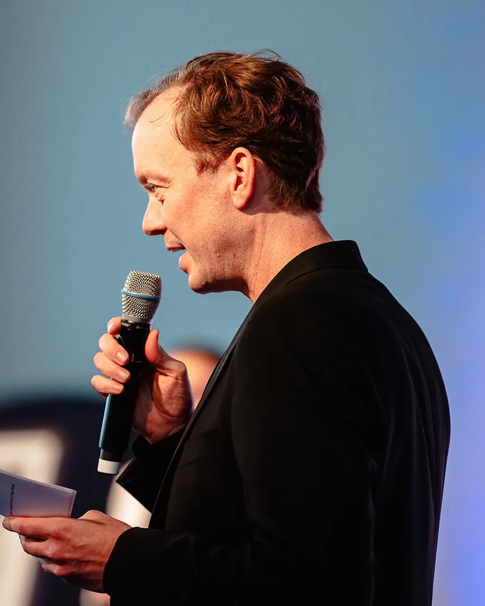 Matthias Storch auf der Bühne, Mai 2026