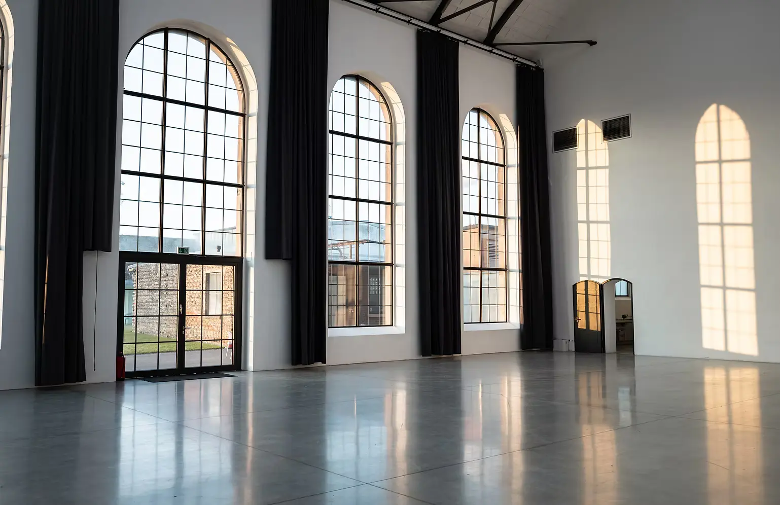Halle der Alten Schildkrötfabrik mit hohen Fenstern